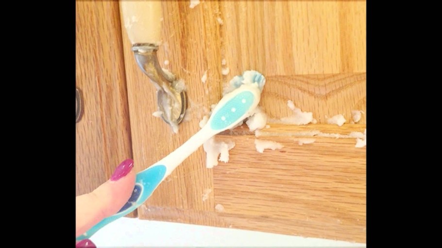 Очищение деревянной заготовки от бумаги