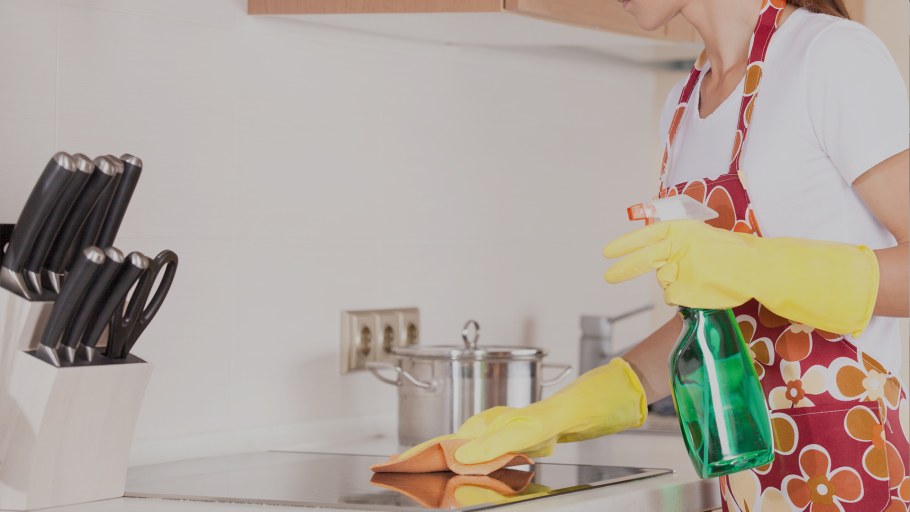 Протирает кухонный гарнитур