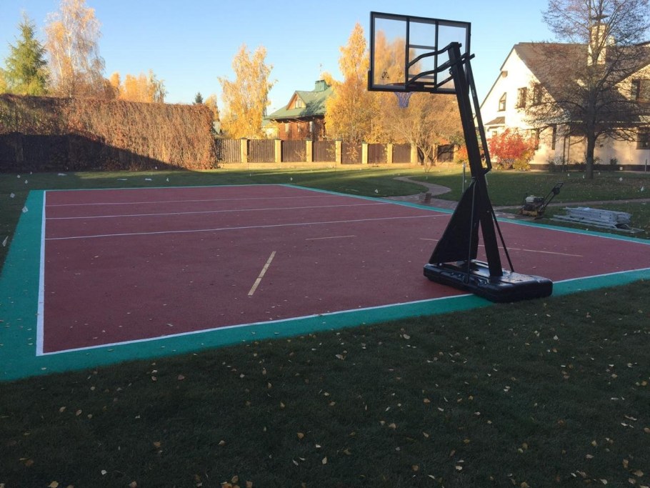 Баскетбольная площадка с асфальтовым покрытием