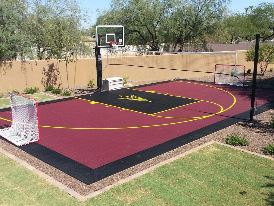 Баскетбольная площадка на заднем дворе