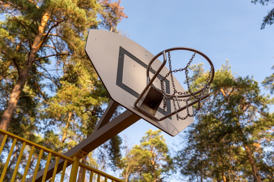 Мини баскетбольная площадка на даче