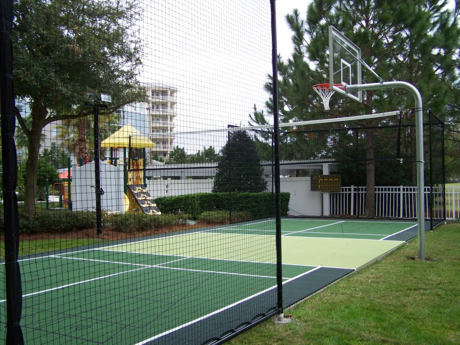 Волейбольная площадка во дворе