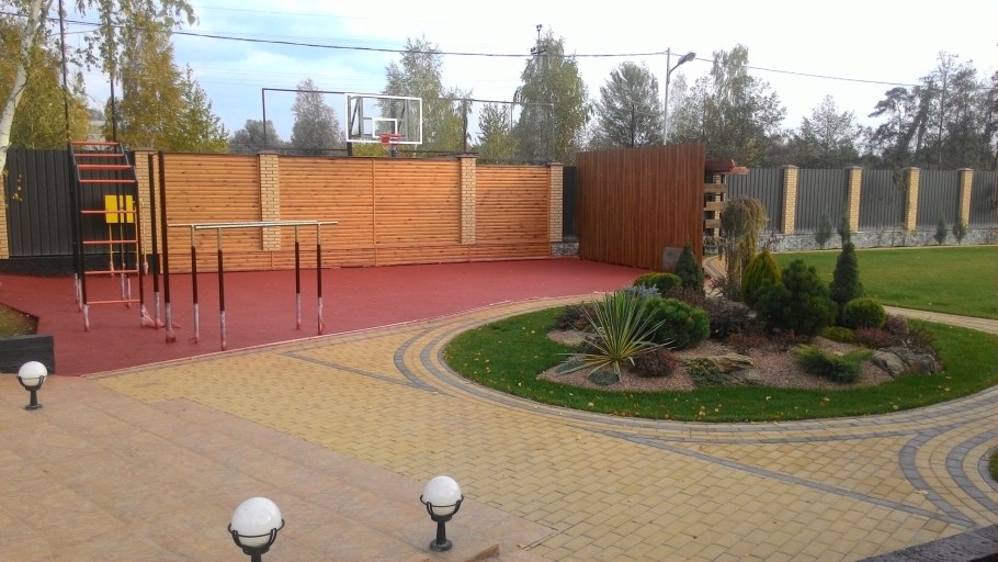 Уличная баскетбольная площадка