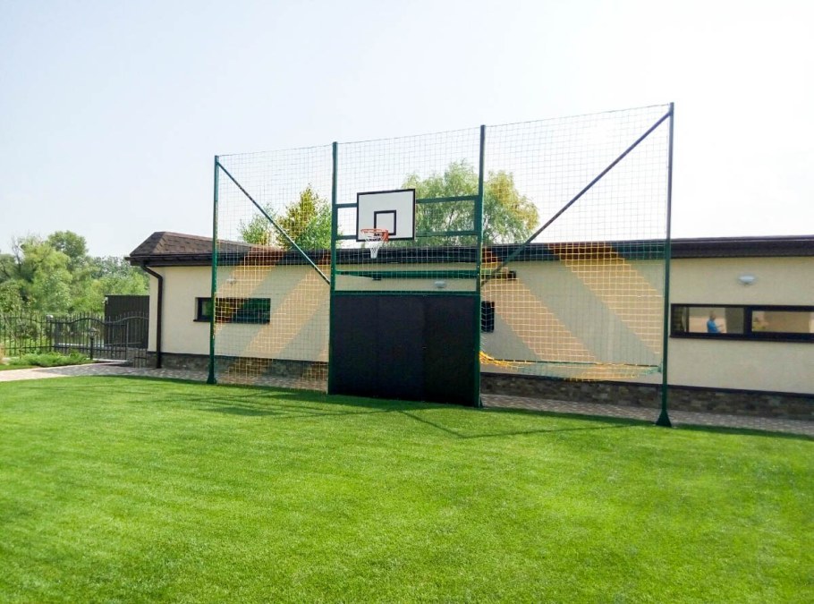 Маленькая баскетбольная площадка на даче