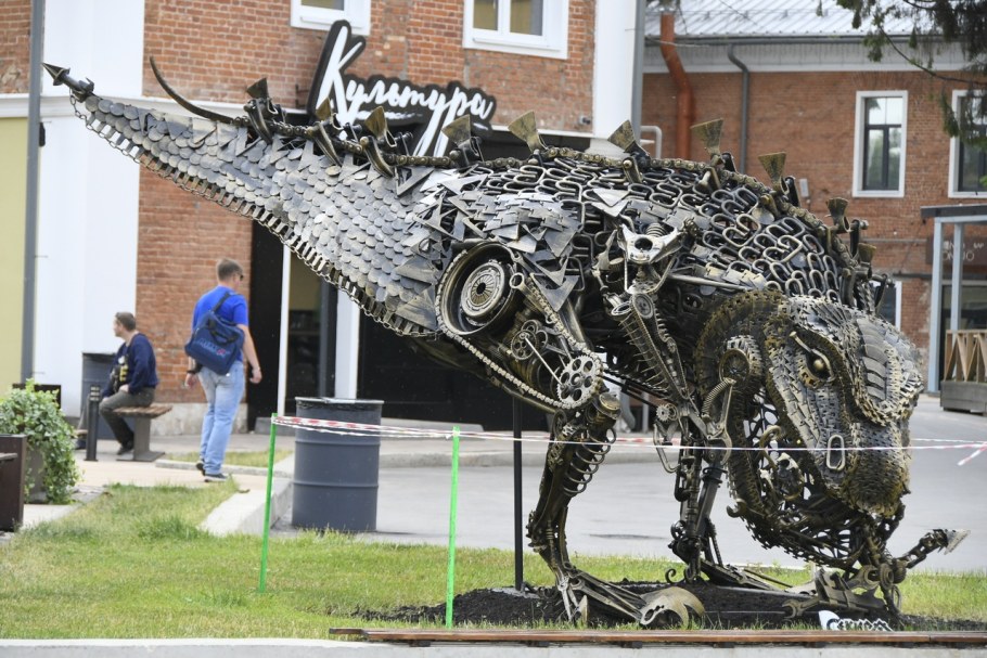 Динозавр из металла