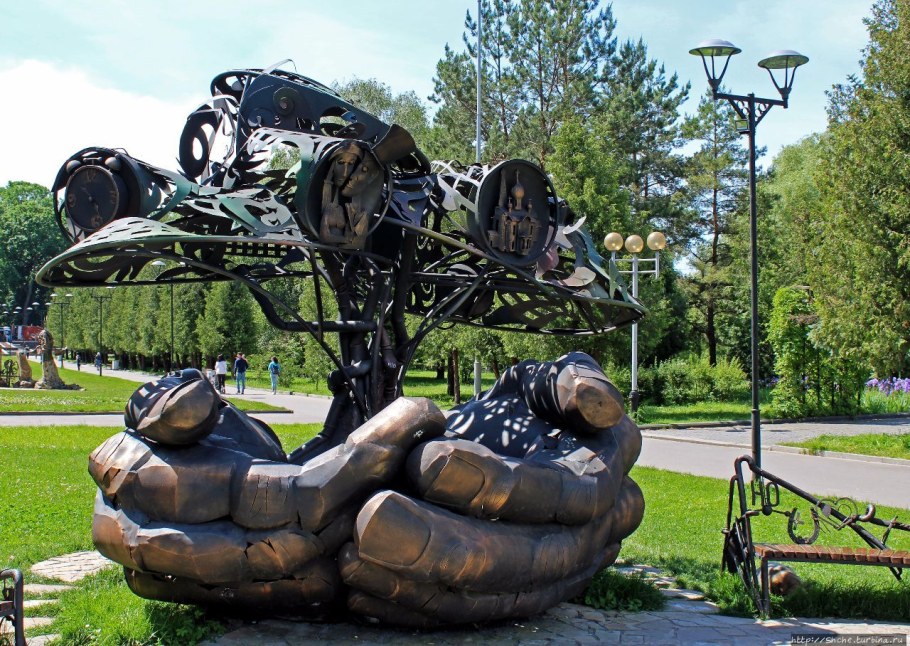 Современная скульптура в саду