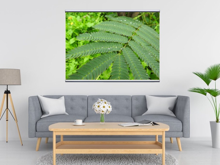 Картина с золотыми листьями в интерьере