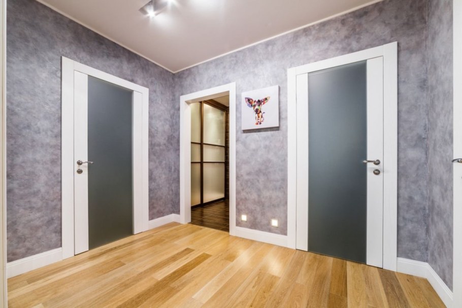 Декоративная штукатурка короед в коридоре