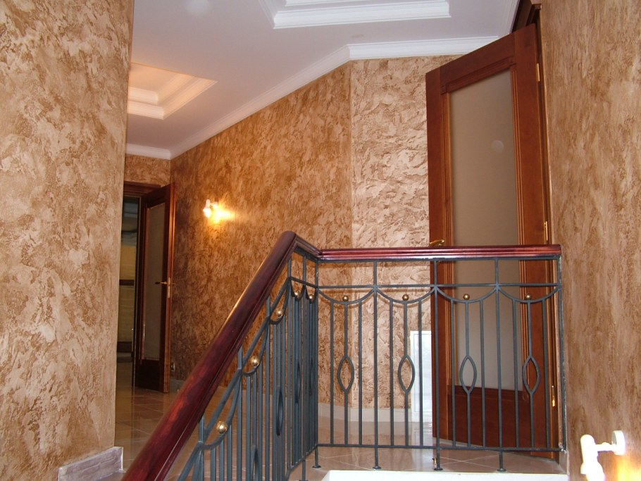 Отделка прихожей декоративной штукатуркой