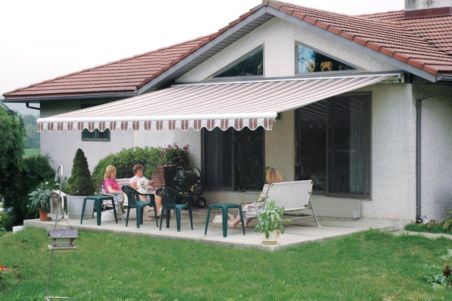 Навес маркиза для дачи