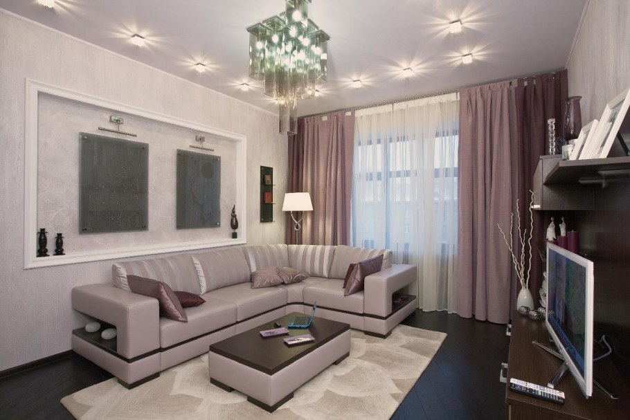 Бежевый диван в гостиной