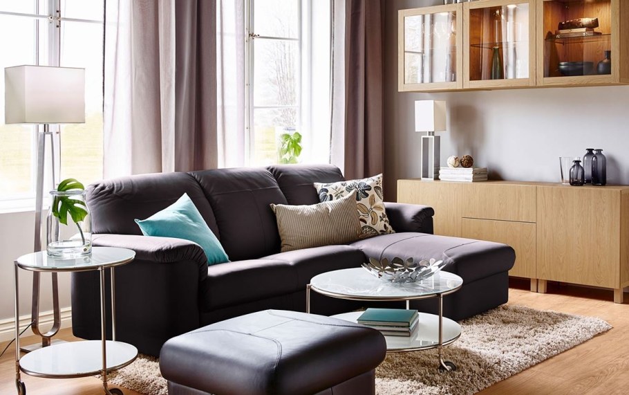 Гостиная диван у окна