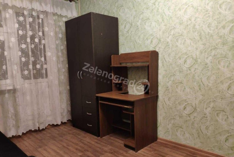 Желтая кухня с темной столешницей