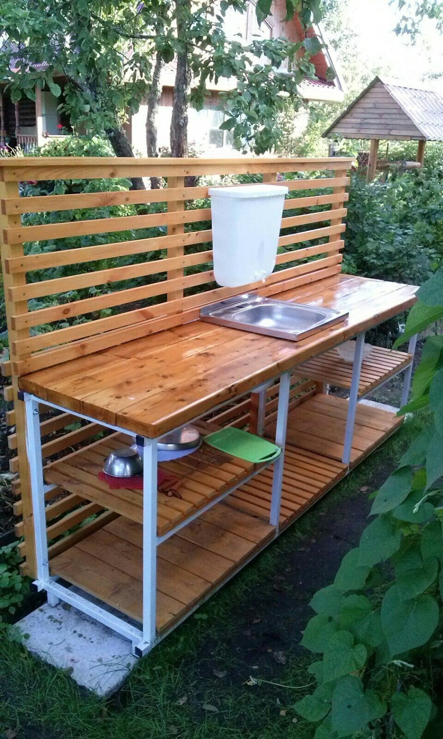 Раковина на даче на улице