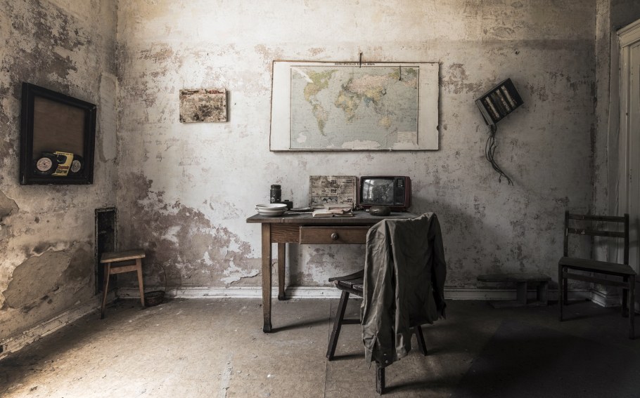 Старая обшарпанная комната