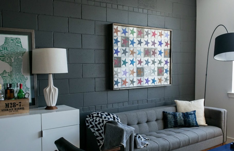 Крашенный блок в интерьере