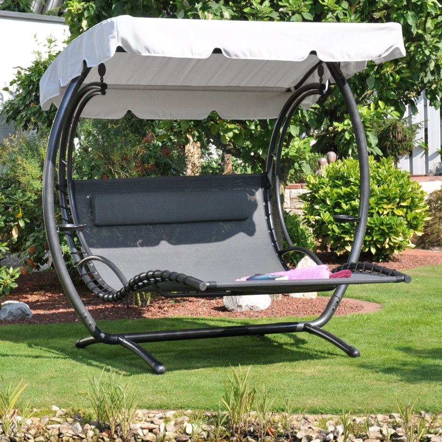 Площадка для качелей на даче