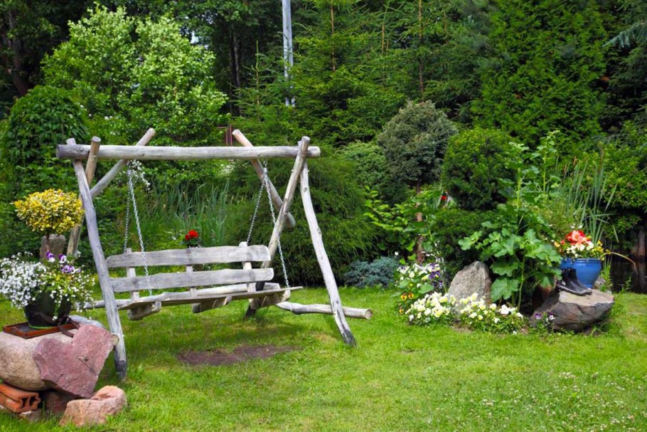 Люди на садовых качелях