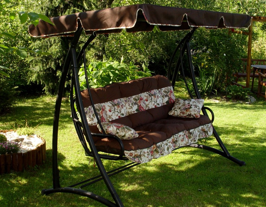 Уголок в саду с качелями