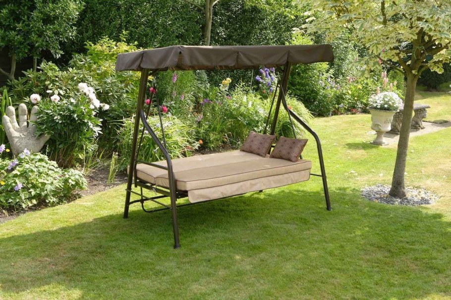 Деревянные качели для дачи