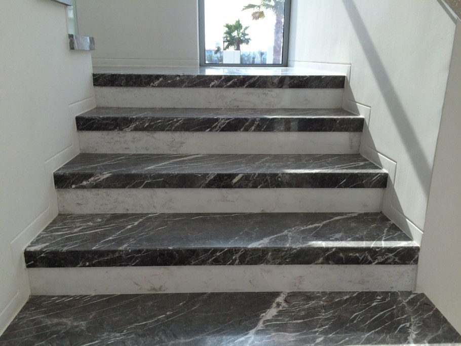 Лестница из мраморной плитки