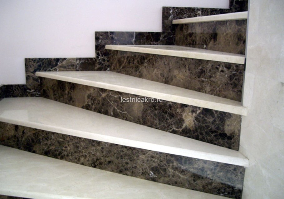 Лестница crema Marfil и Emperador Dark