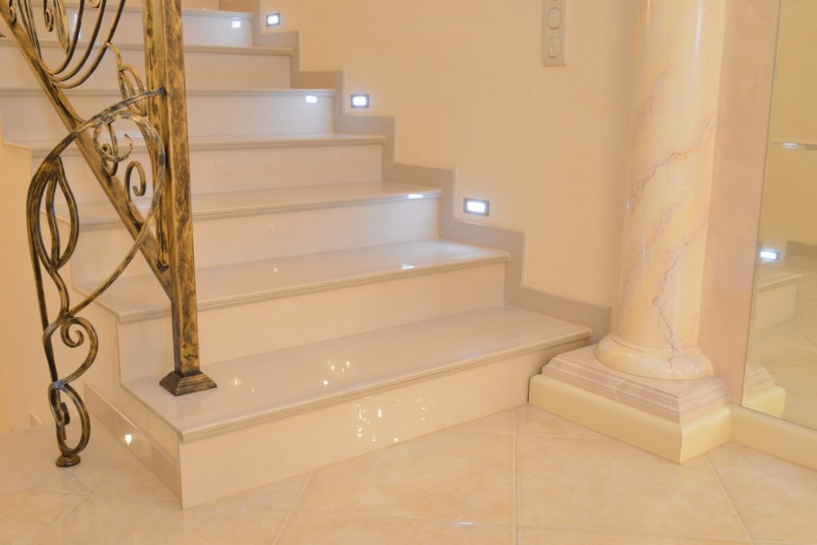 Плинтус на лестнице из мрамора