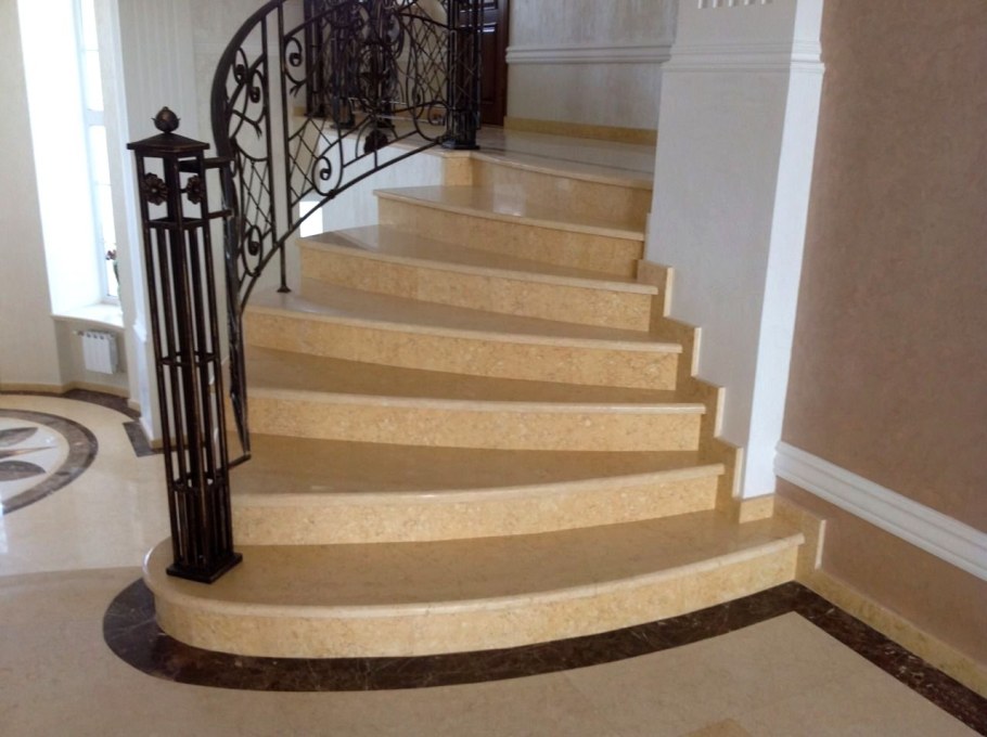 Лестница с мраморными ступенями