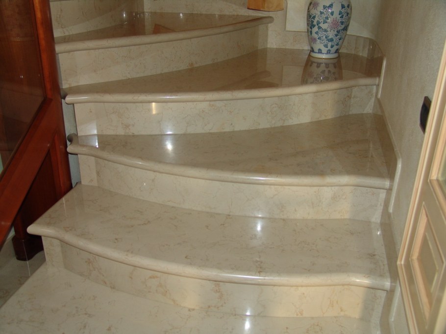 Лестница с мраморными ступенями