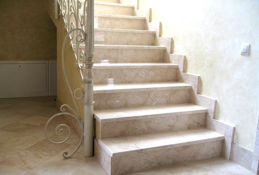 Мрамор crema Nova лестница