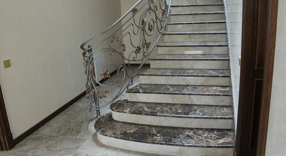 Лестница из искусственного камня мрамора