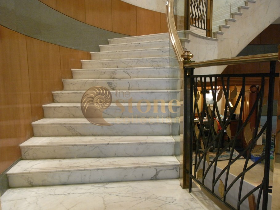 Гранитная лестница в интерьере