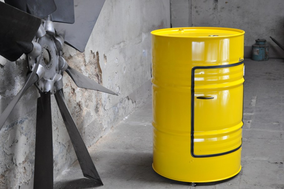 Металлическая бочка с дверцей