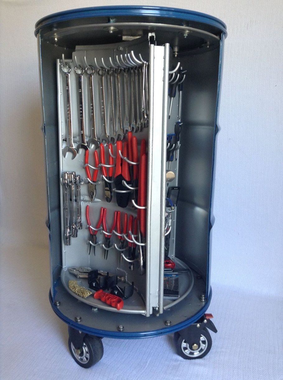 Шкаф из деревянной бочки