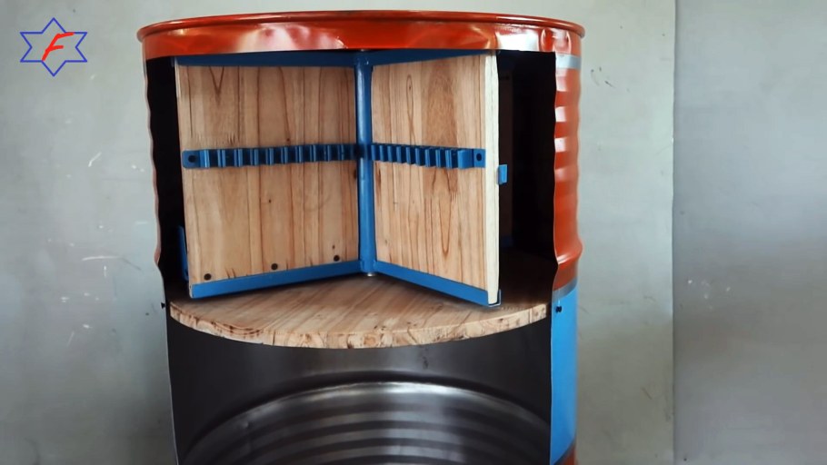Шкаф из бочки для инструмента