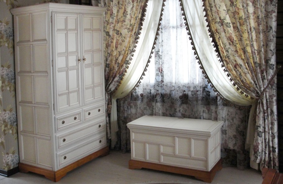 Шкаф застекленный