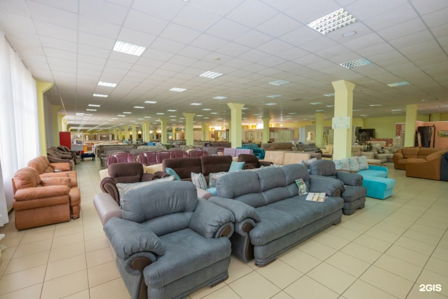 Большой мебельный магазин