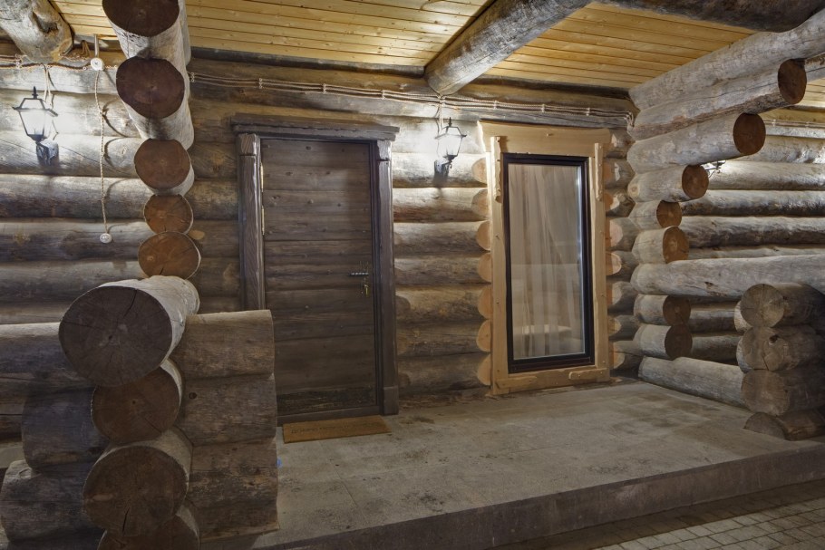 Двери в доме из бревна