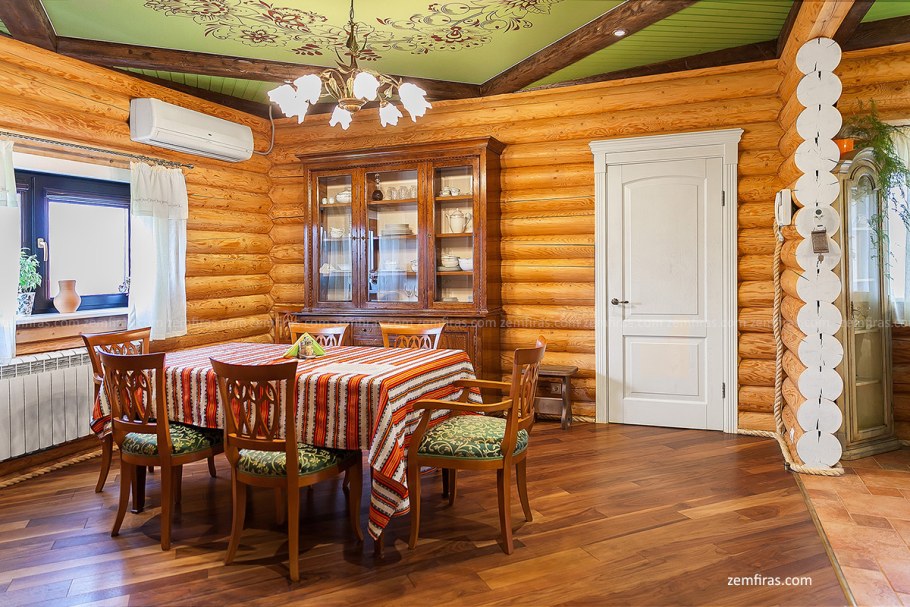 Межкомнатные двери в деревянном доме из оцилиндрованного бревна