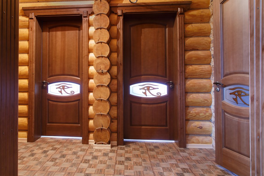 Дверь в срубе