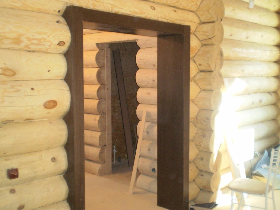 Дверные наличники в срубе