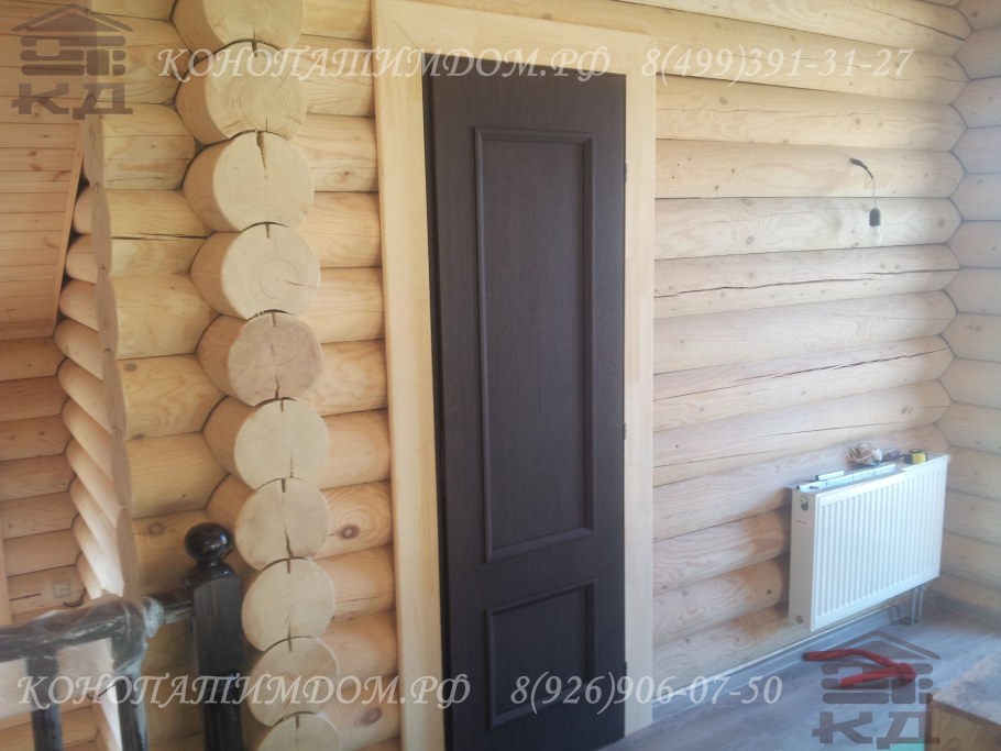 Наличники на двери в доме из бревна