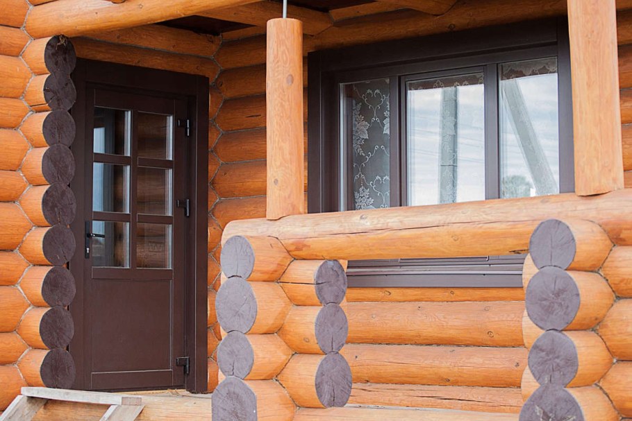 Деревянные двери для сруба