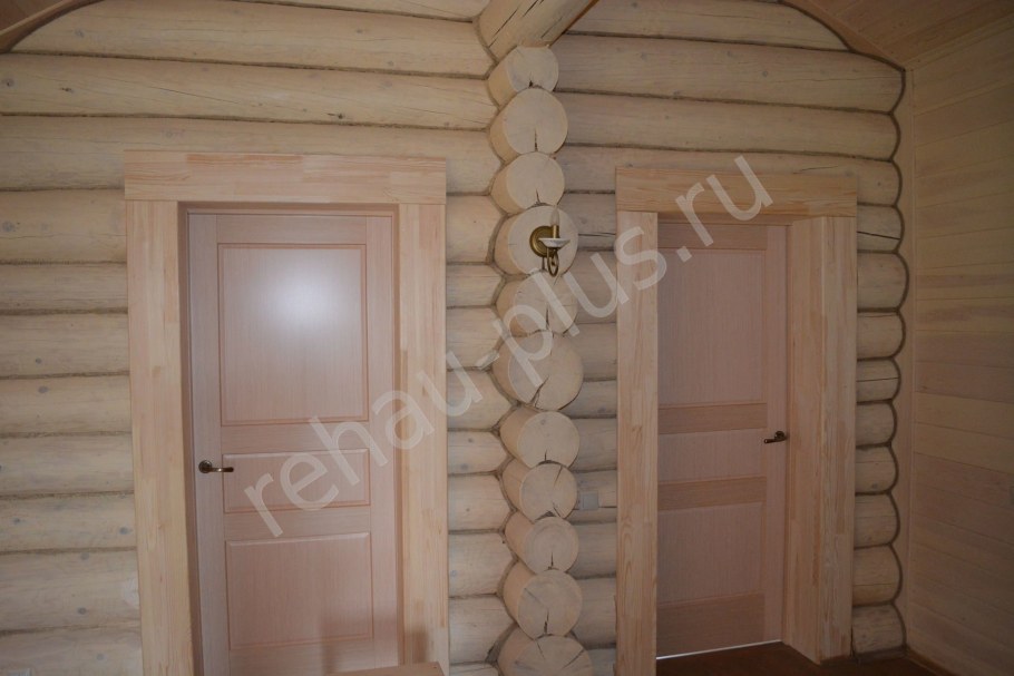 Наличники на двери в доме из бревна