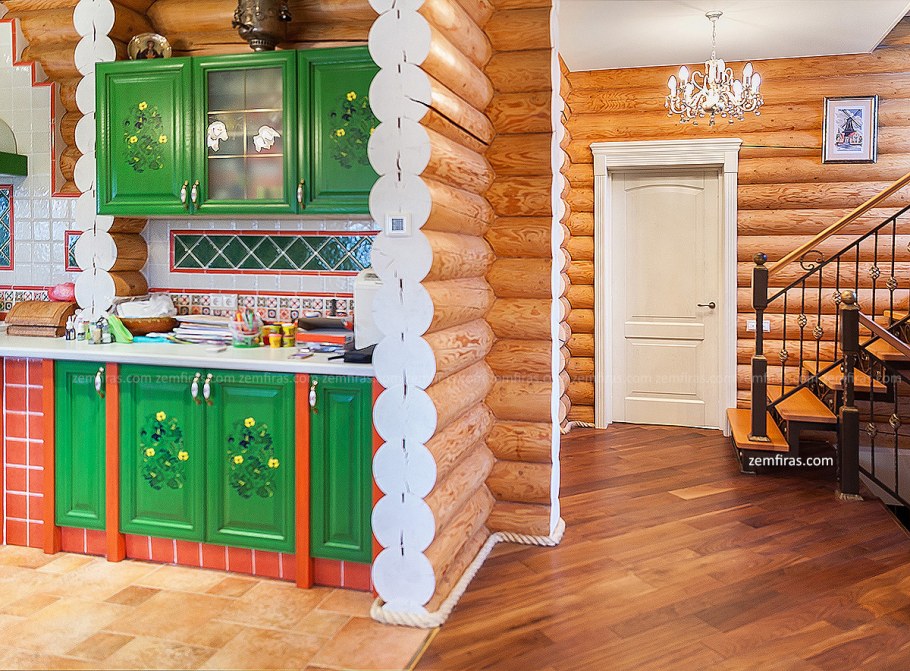 Двери в деревянном доме