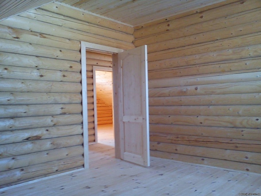 Белые двери в доме из бруса