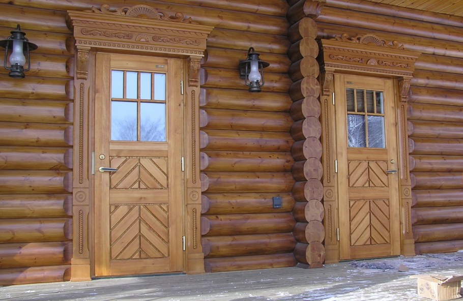Двери в деревянном доме