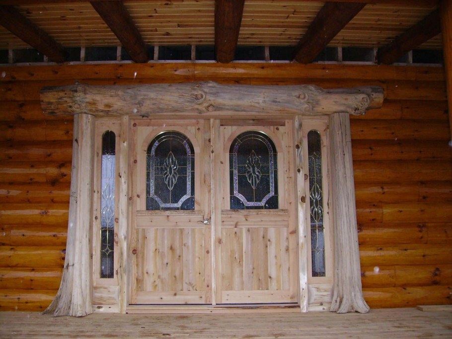 Межкомнатные широкие двери в деревянном доме