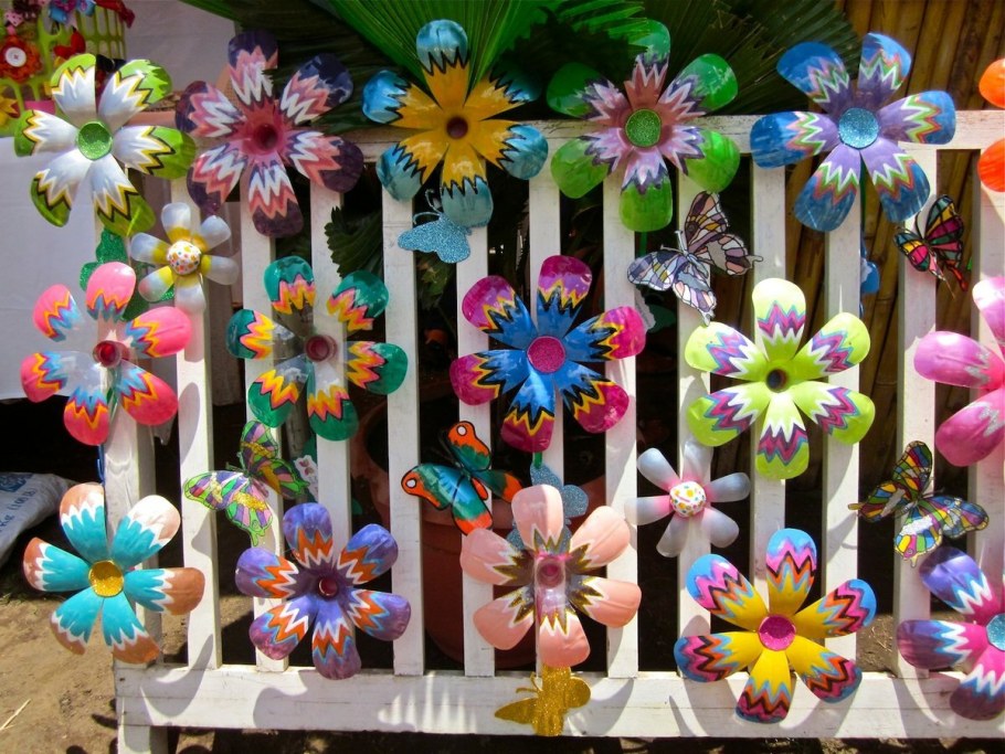 Украшение забора на даче