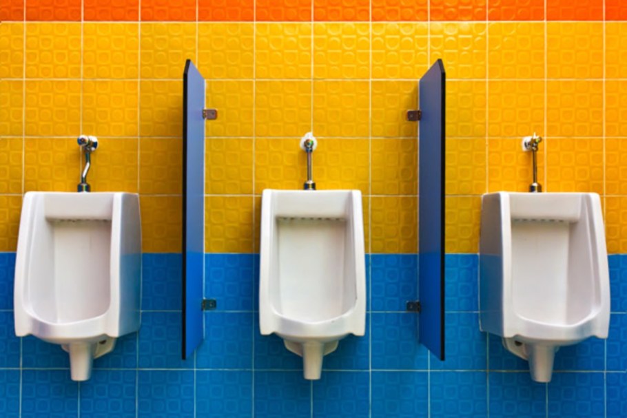 Стена с унитазом и писсуаром